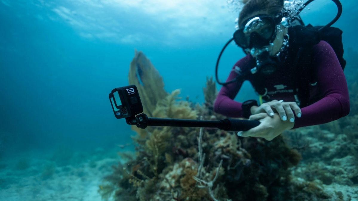 수중에서 촬영을 하고 있는 고프로의 새로운 액션캠 히어로13 블랙. / 이미지 출처: 고프로