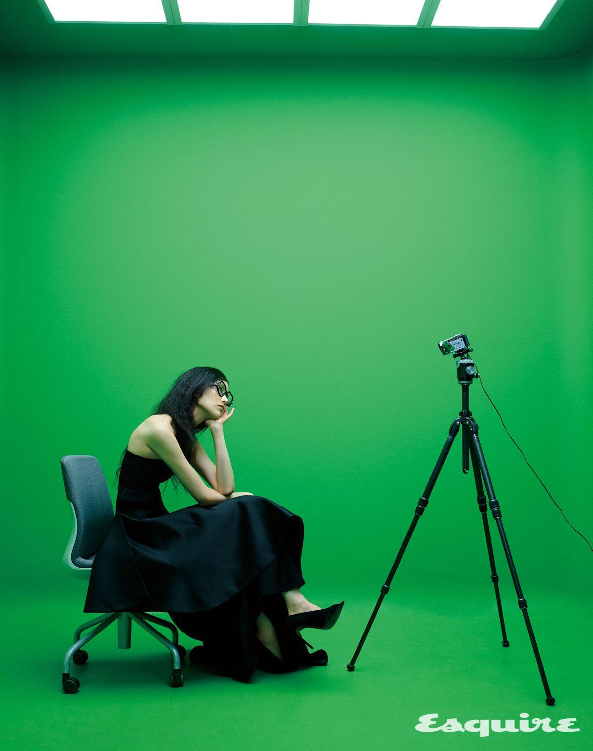 크리스코 드레스, 마키 에이프런 모두 가격 미정 더 로우. 레벨레 펌프스 139만원 발렌티노 가라바니. 안경 55만원 발렌티노 by 케어링 아이웨어