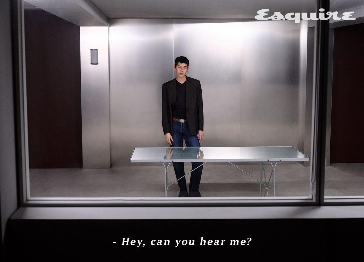 스트라이프 재킷, 브이넥 톱, 데님 팬츠, 호스빗 레더 로퍼, 버클 웹 벨트 모두 가격 미정 구찌. 이어링 가격 미정 발렌시아가. 핀업 걸 카메오 링 가격 미정 앙팡 리쉬 데프리메.