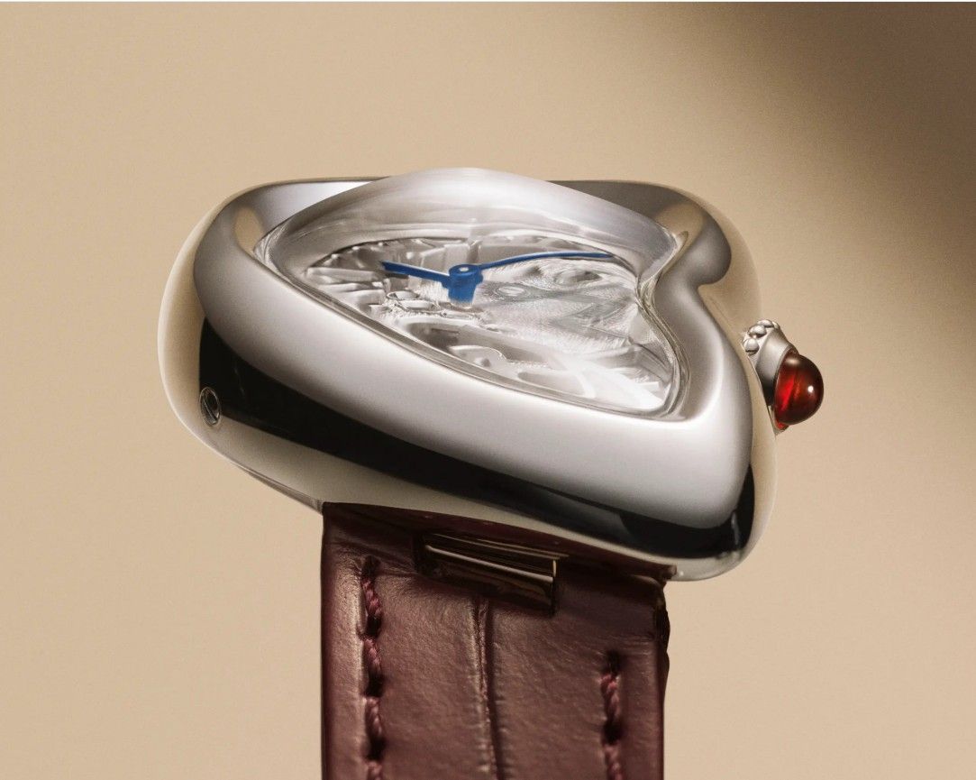 무브먼트 브리지로 로마 숫자를 구현한 까르띠에 크래시 스켈레톤 / 이미지 출처: 까르띠에