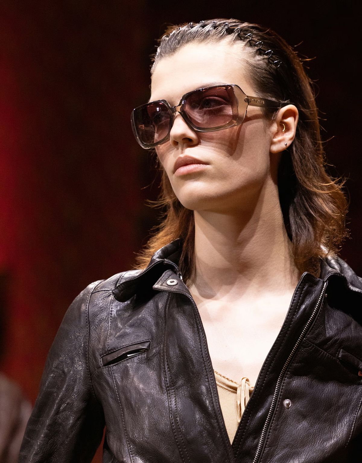 2026 FW 컬렉션에서 등장한 콤 헤어밴드 / 이미지 출처: 미우미우.