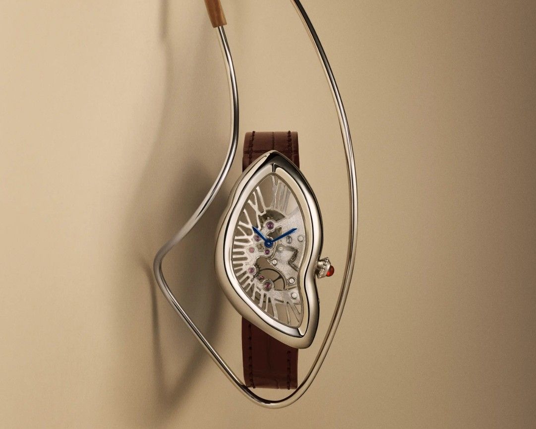 무브먼트 브리지로 로마 숫자를 구현한 까르띠에 크래시 스켈레톤 / 이미지 출처: 까르띠에