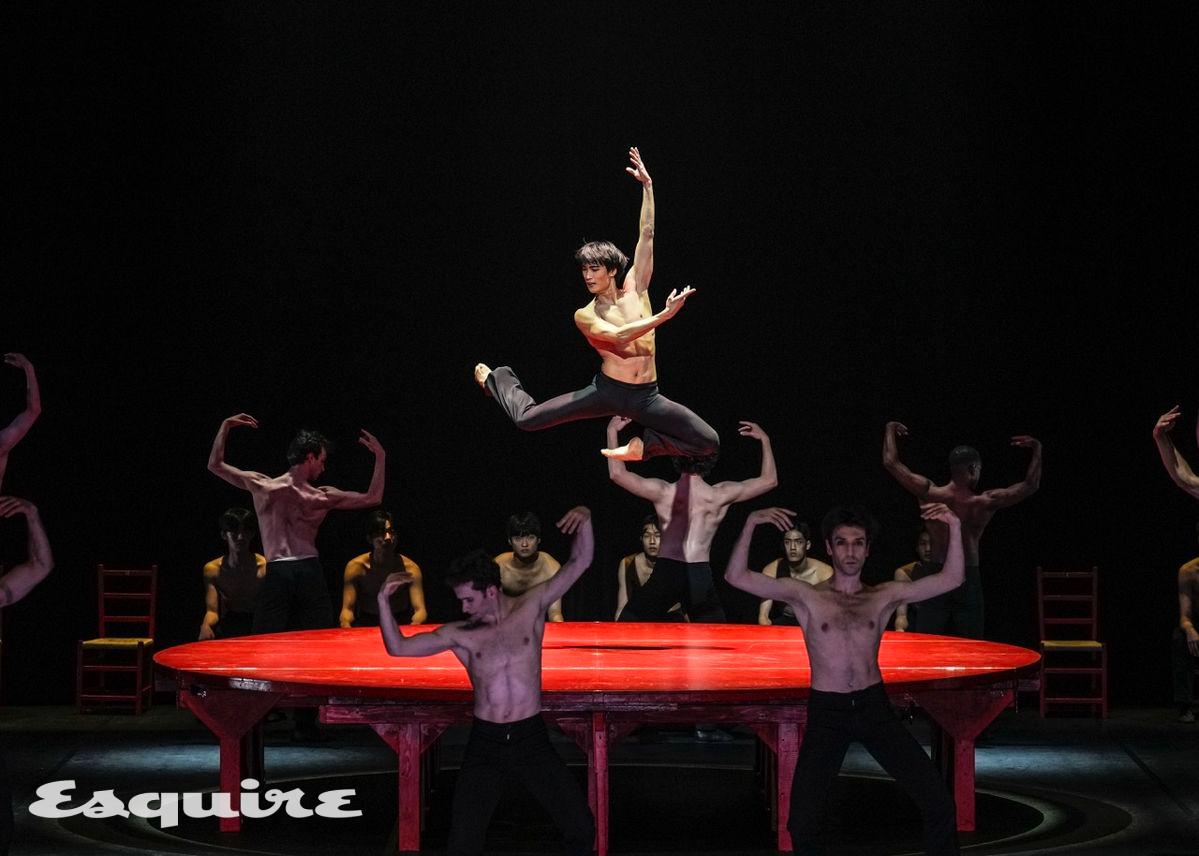 베자르 발레 로잔의 '볼레로'의 '멜로디' 역을 맡은 무용수 김기민의 모습. 