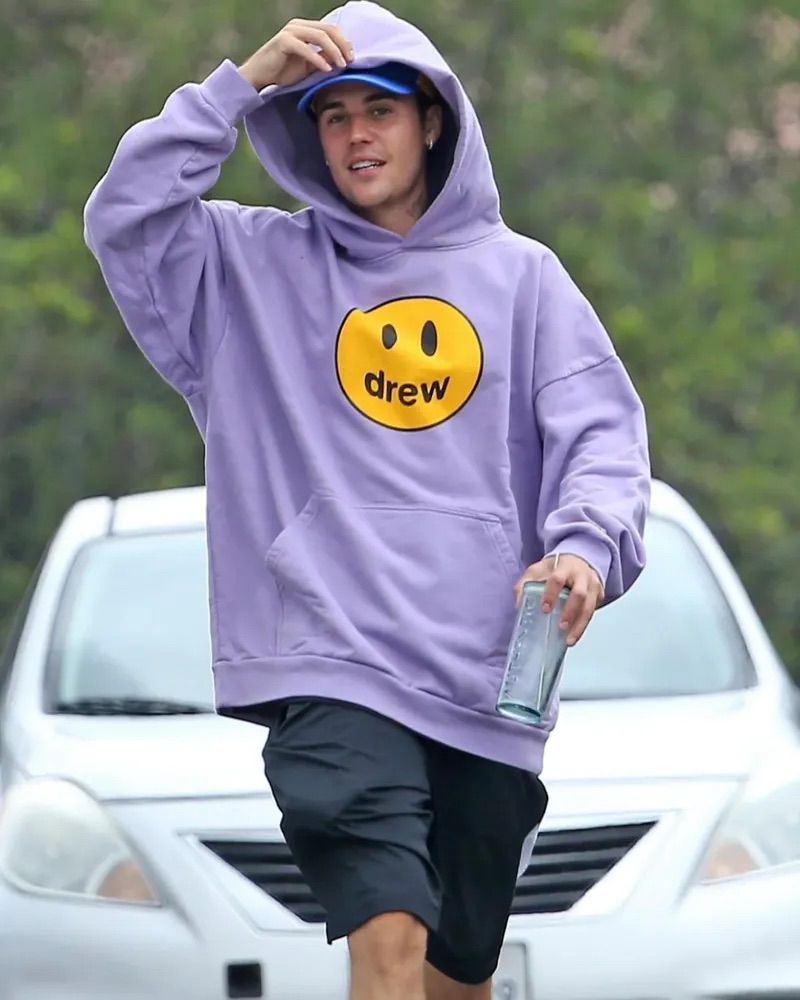 드류 하우스의 오버사이즈 후디를 입은 저스틴 비버의 모습. / 이미지 출처: 드류 하우스. 