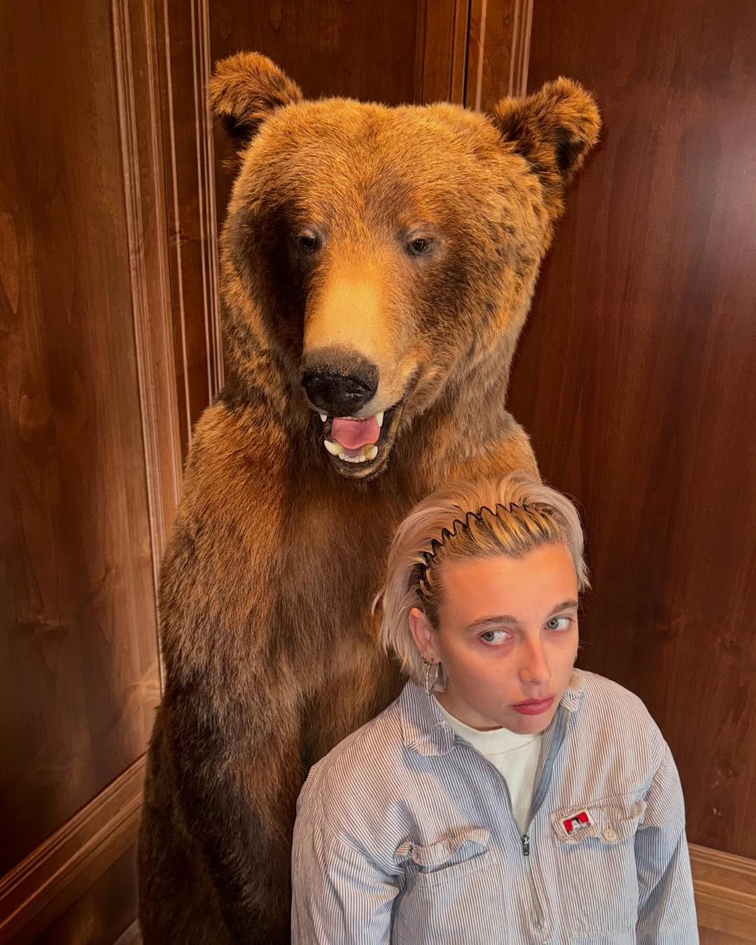 콤 헤어밴드를 착용한 셀럽들 / 이미지 출처: 인스타그램(@emmachamberlain).