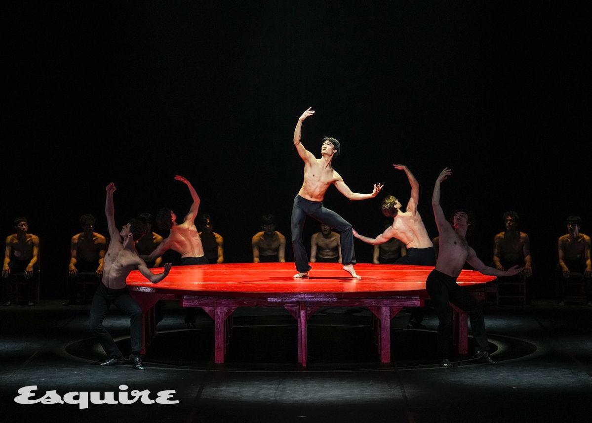 베자르 발레 로잔의 '볼레로'의 '멜로디' 역을 맡은 무용수 김기민의 모습. 