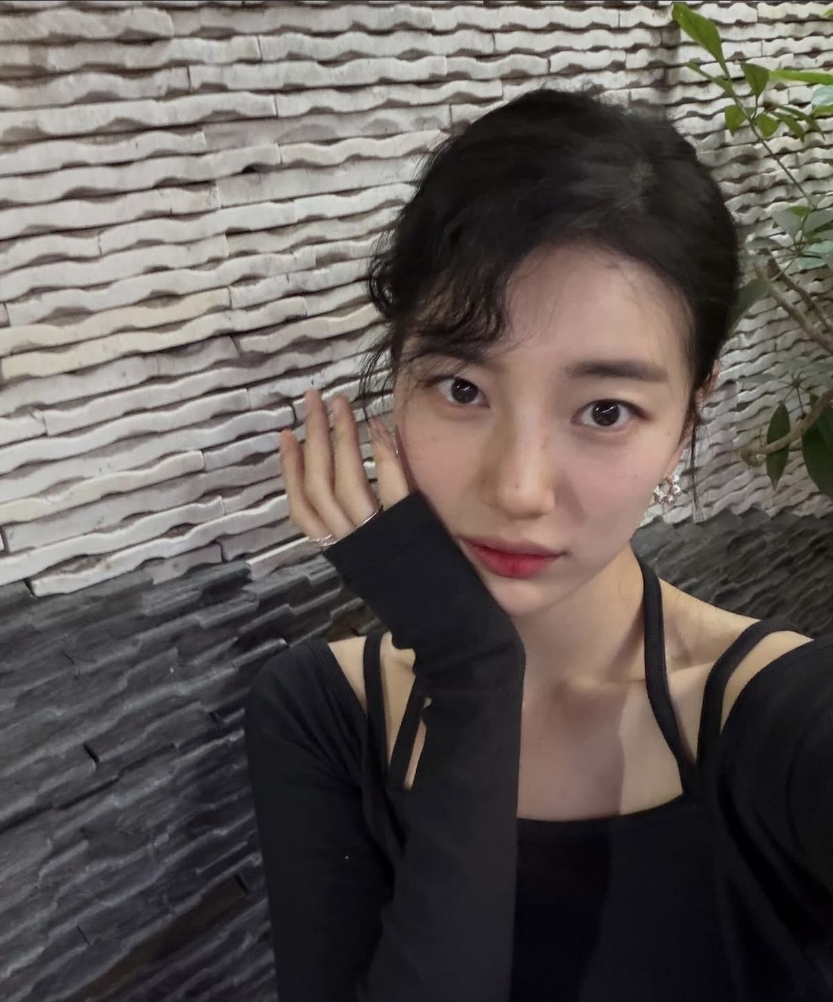 은은한 블러셔와 맑은 피부 표현으로 완성한 청초한 수지 메이크업 / 이미지 출처: 수지 인스타그램 @skuukzky