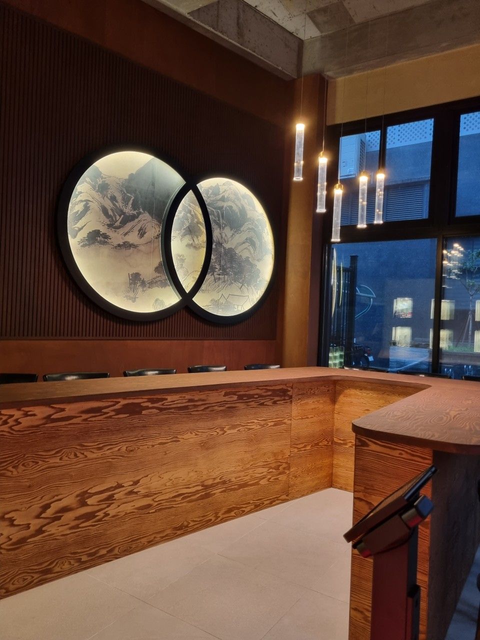 깔끔한 분위기의 내부 좌석과 야장 느낌의 외부 좌석이 마련됐다. / 출처: 대감댁 네이버지도 업체 등록