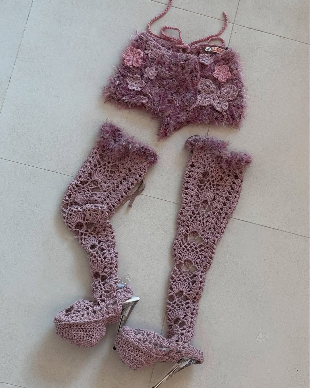 뜨개질로 완성한 쇼츠와 타이즈 슈즈 / 이미지 출처: @_alcmy_frfr_