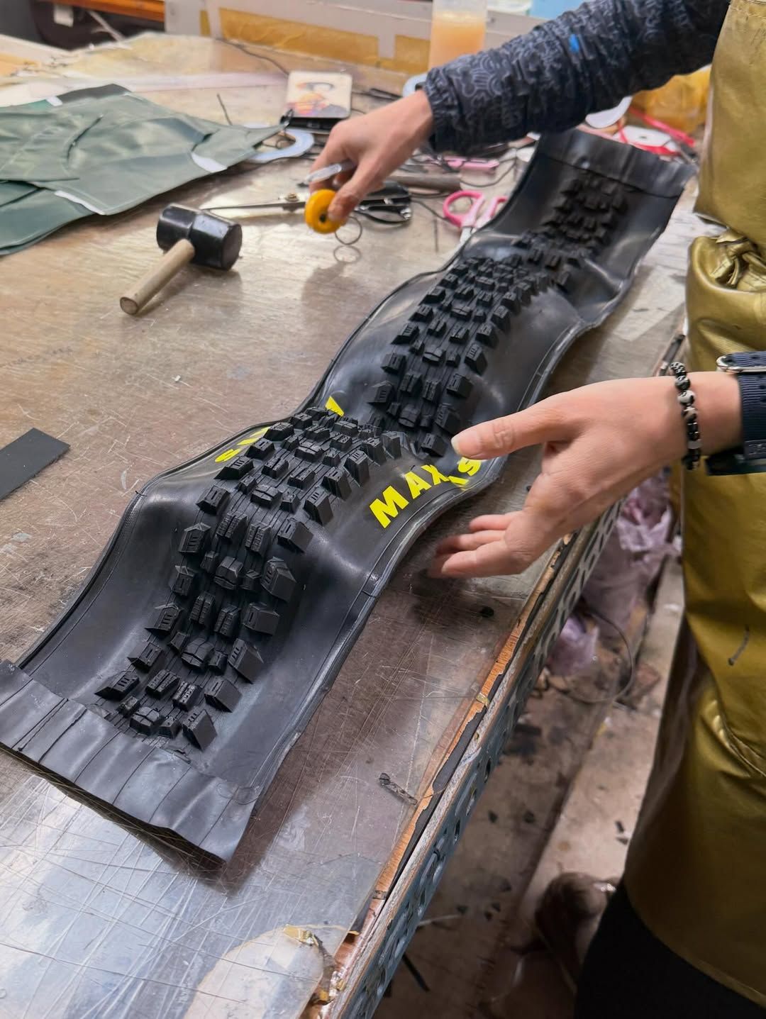 재탄생하는 타이어 조각 / 이미지 출처: @hardworkup