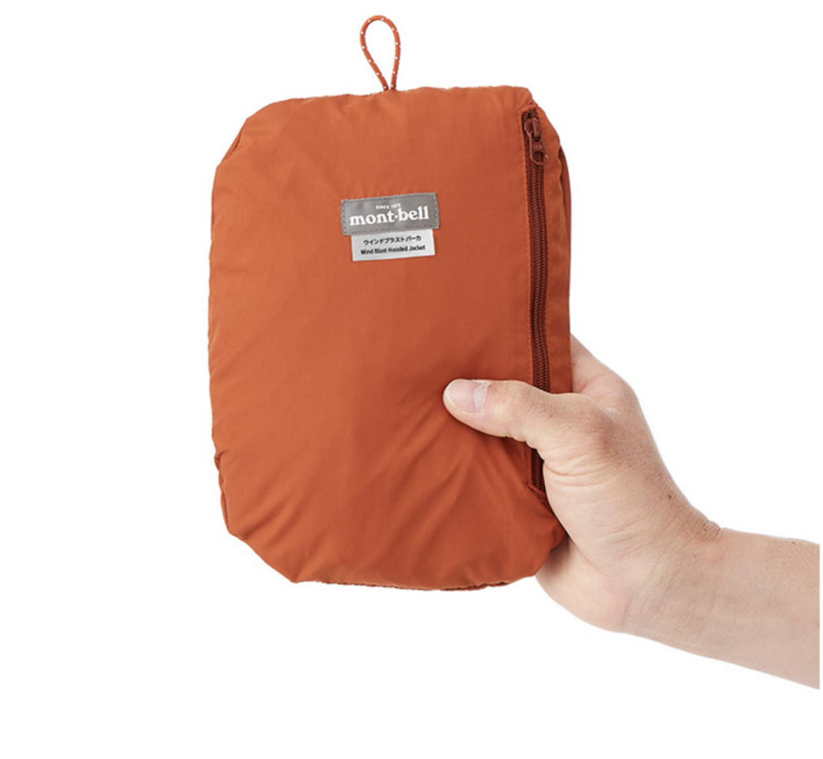 착용하지 않을 때는 가슴 부근에 있는 포켓을 이용하여 작게 접어서 휴대할 수 있도록 디자인된 재킷 / 이미지 출처: 몽벨