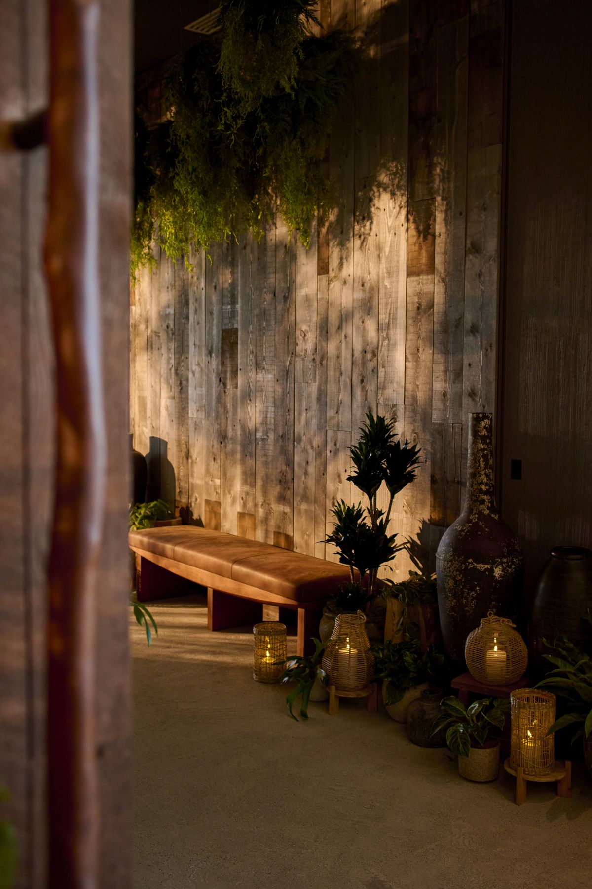 원 호텔 도쿄(1 Hotel Tokyo)의 로비. 일본 전통 건축 소재와 따뜻한 원목 소재가 조화를 갖췄다. / 이미지 출처: 원 호텔 도쿄(1 Hotel Tokyo)