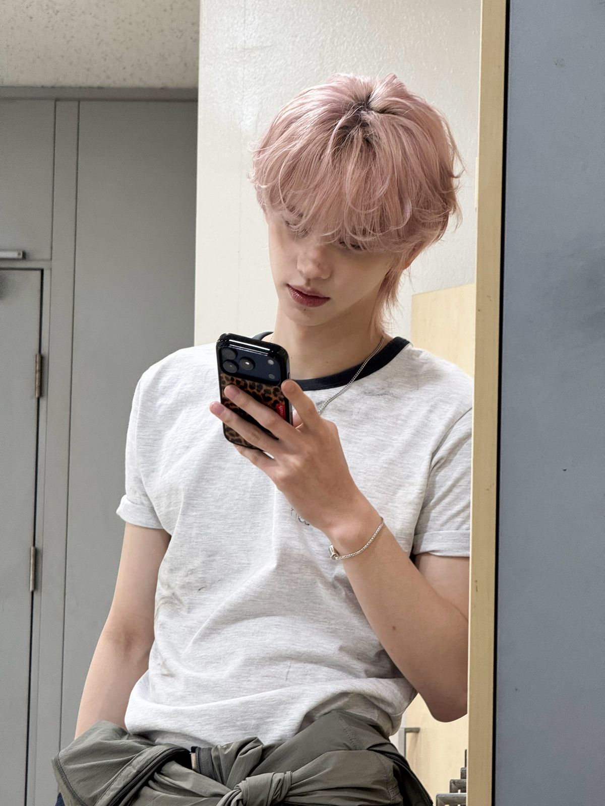 캐주얼하고 포멀한 두 가지 스타일링을 보인 신유 / 이미지 출처: 투어스 위버스 및 인스타그램.