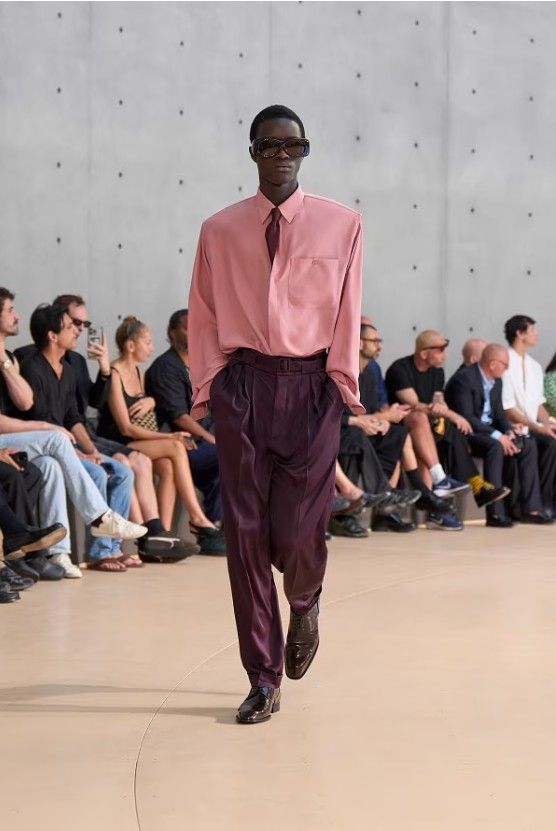 특유의 컬러감이 돋보이는 실크 셔츠 이미지 / 이미지 출처: 생 로랑.