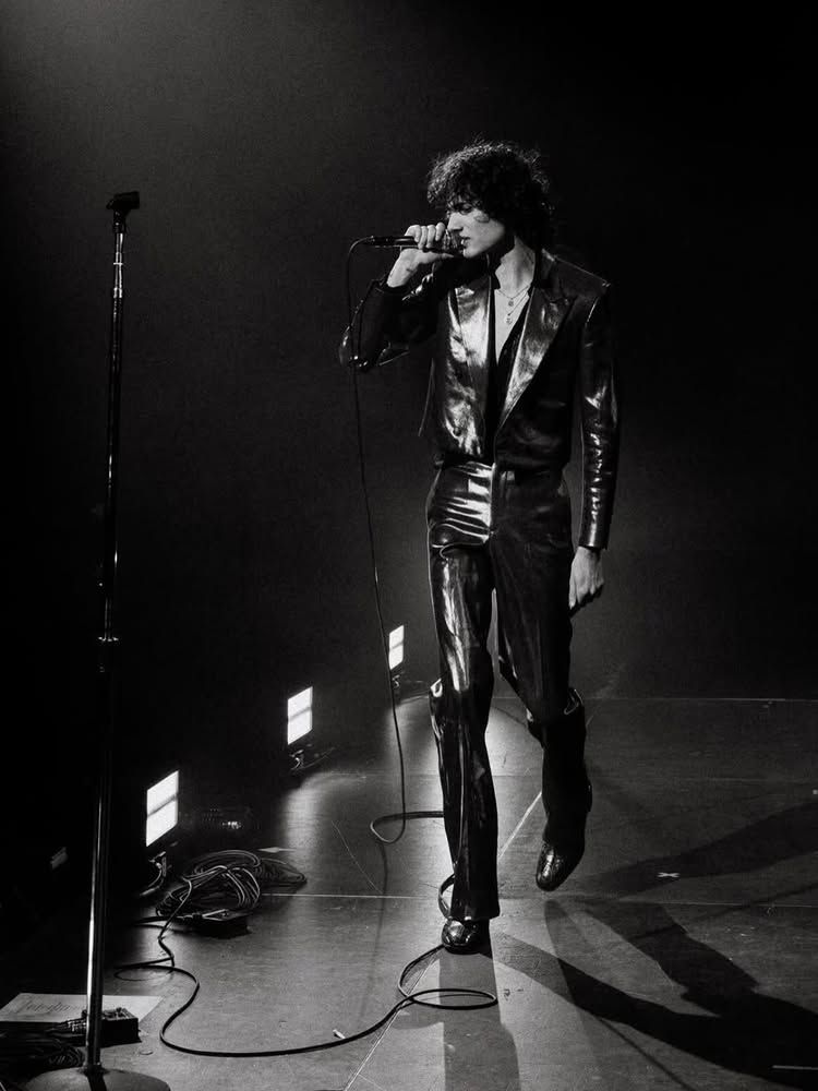 무대 의상으로 갭 스튜디오 의상을 착용한 솜버와 갭 스튜디오 캠페인 이미지. / 이미지 출처: GAP / 인스타그램: @gap