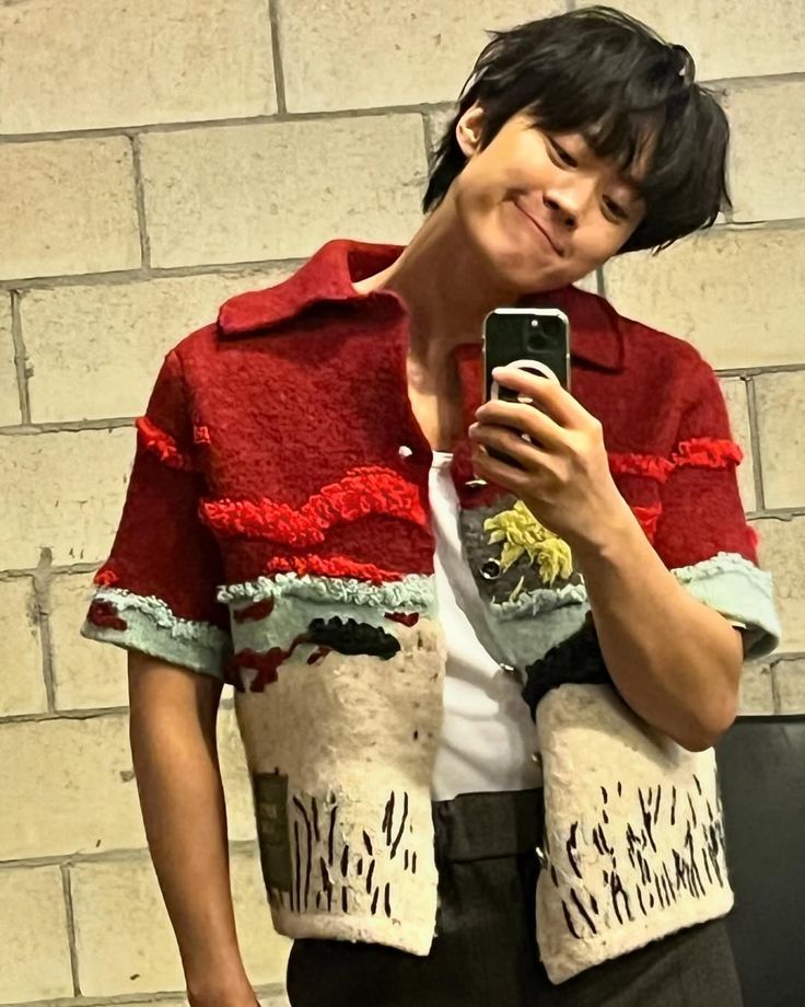 거울 셀카 찍은 배우 공명. / 사진 출처: @0myoung_0526