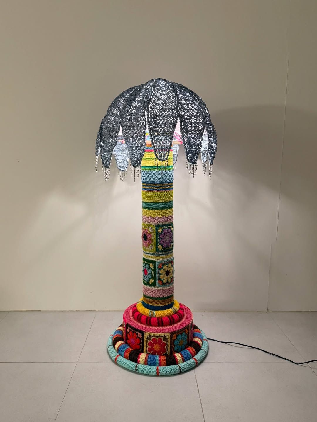 뜨개질로 완성한 조명 오브제 / 이미지 출처: @_alcmy_frfr_