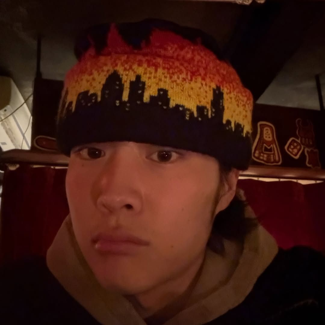 키치한 아이템을 포인트로 사용하는 이종원 / 이미지 출처: 인스타그램 @wonjong_