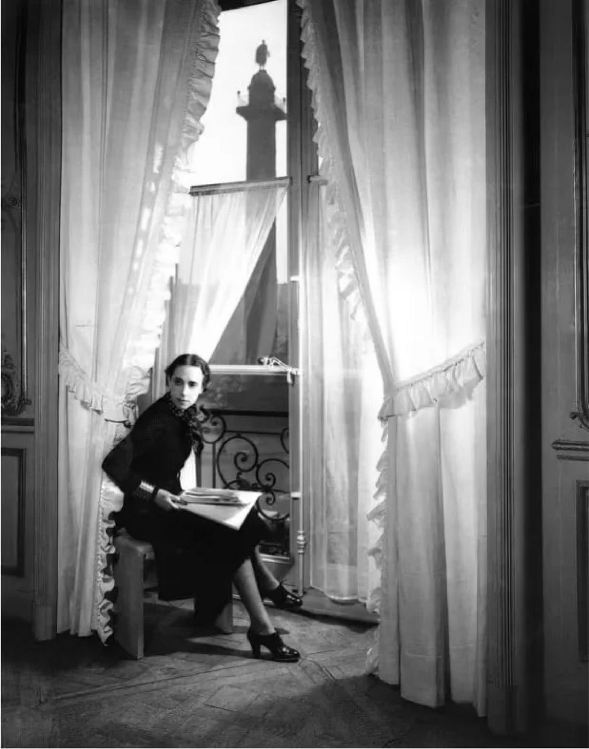 방돔 광장에 있던 부티크에서 엘사 스키아 파렐리 / 이미지 출처: Schiaparelli Archives