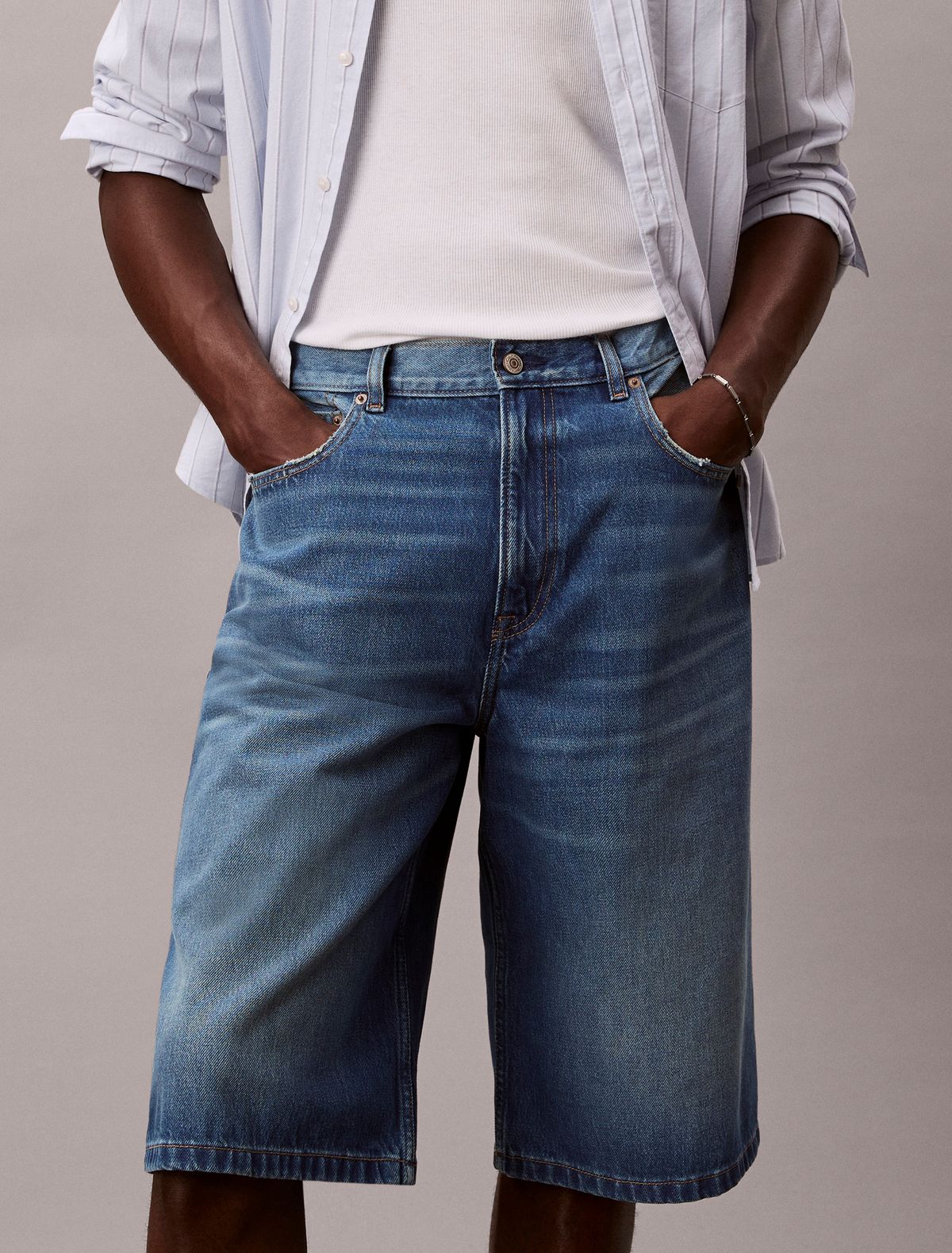  미니멀한 디자인과 로고 디테일이 특징인 캘빈클라인 워시드 데님 롱 쇼츠 / 이미지 출처: 캘빈클라인