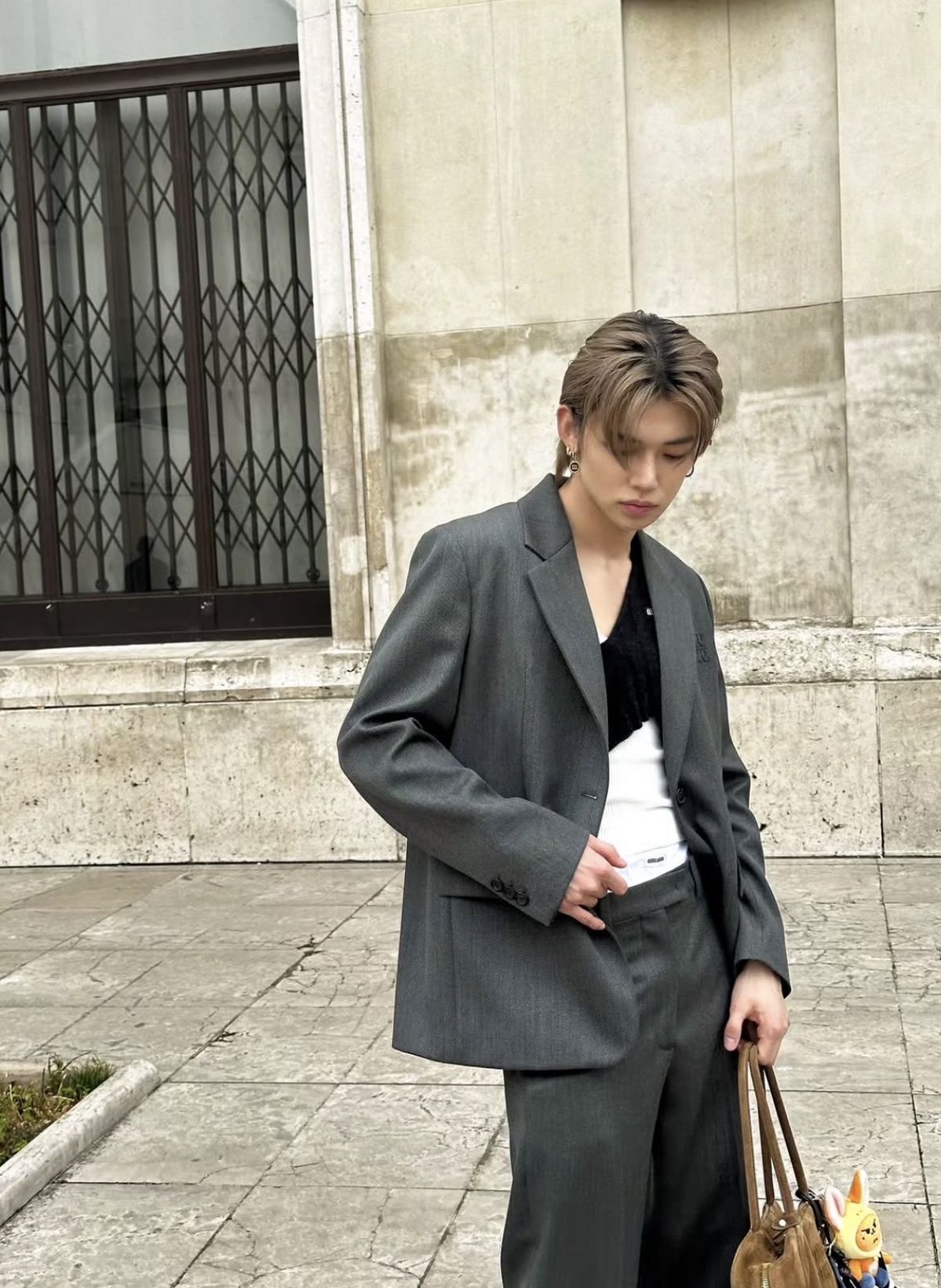 애쉬 브라운 컬러가 돋보이는 투바투 연준의 헤어. / 이미지 출처: 인스타그램 @yawnzzn