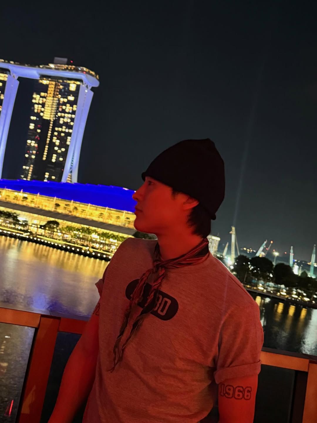 비비드 컬러로 강렬했다가 모노톤으로 편한 무드를 연출한 우즈 / 이미지 출처: 우즈 인스타그램.