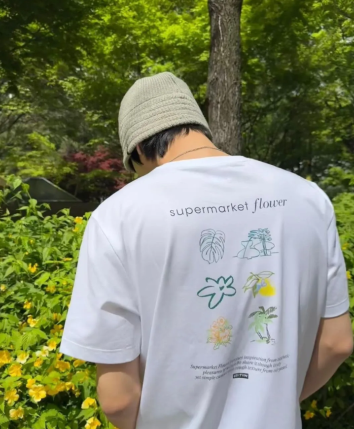 봄 꽃을 즐기는 배우 안효섭/ 사진 출처: @imhyoseop