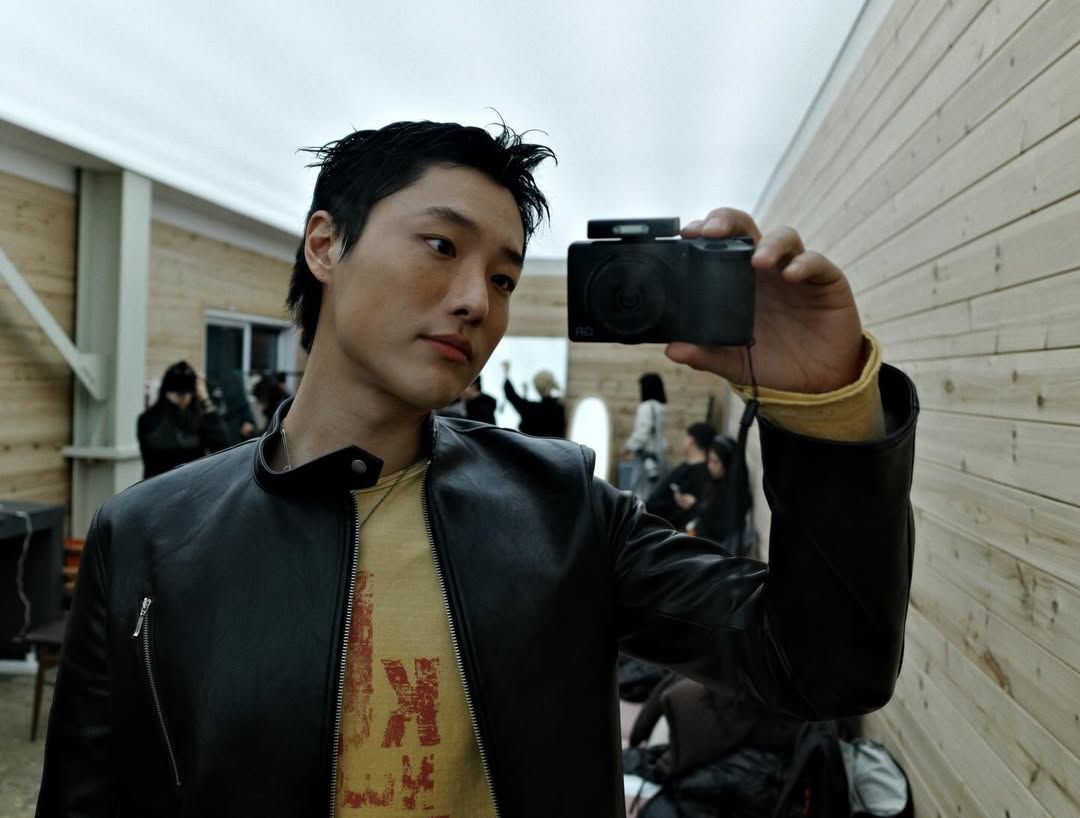 비비드 컬러로 강렬했다가 모노톤으로 편한 무드를 연출한 우즈 / 이미지 출처: 우즈 인스타그램.