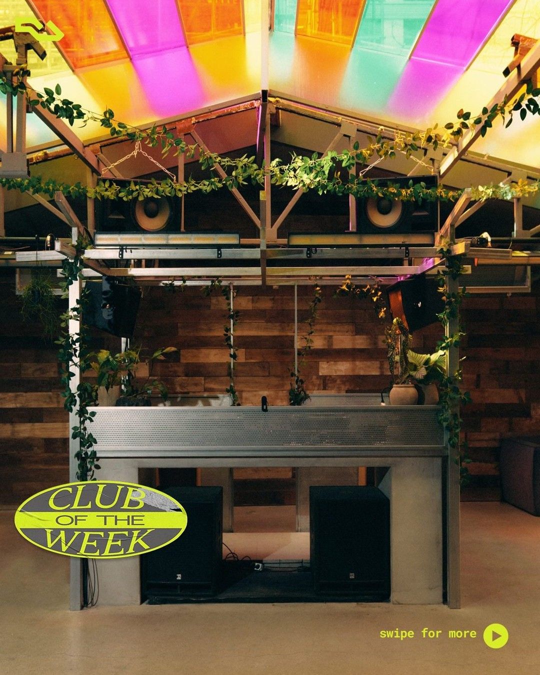 날이 밝아오면 색 유리로 된 루프탑에서 햇빛이 은은하게 들어오는 헤르츠 / 이미지 출처: Soap Seoul 