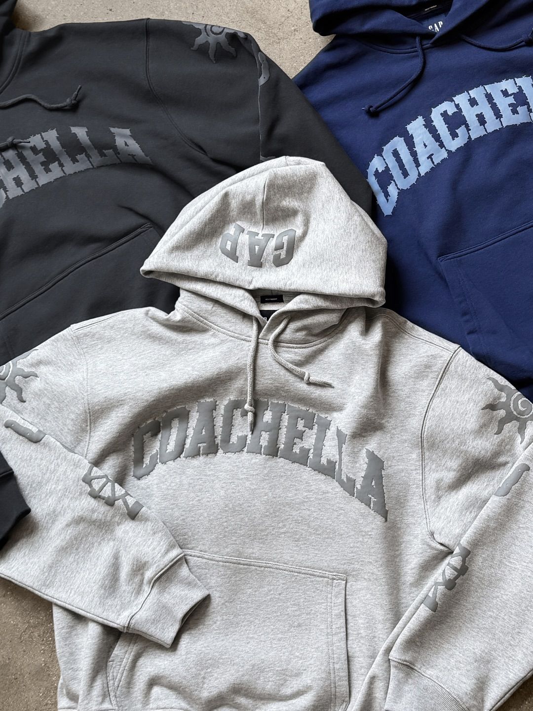 래퍼 센트럴씨가 코첼라 페스티벌에서 갭의 'CAP' 후디와 데님을 착용한 모습. 갭은 코첼라 협업 컬렉션도 함께 선보였다. / 이미지 출처: 인스타그램 @gap @centralcee