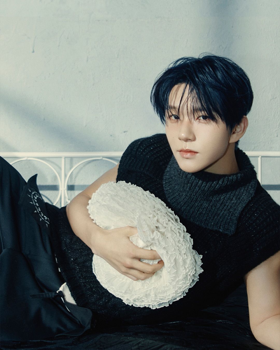 미드나잇 블루 컬러 헤어가 돋보이는 엔시티 위시의 재희. / 이미지 출처: 인스타그램 @smtown