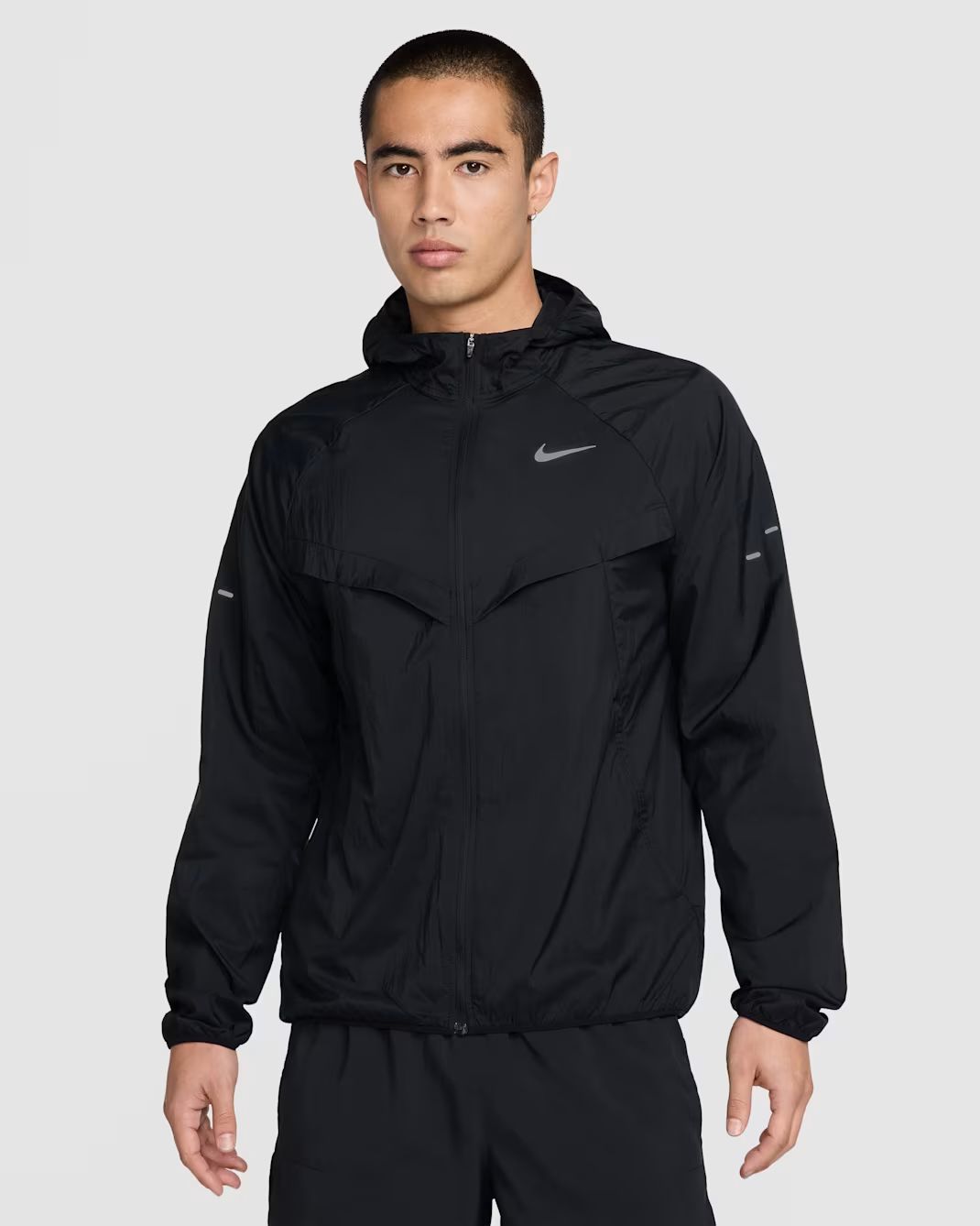 러닝에 특화된 기능성을 갖춘 나이키 스트라이드 리펠 UV 러닝 재킷 / 이미지 출처: 나이키