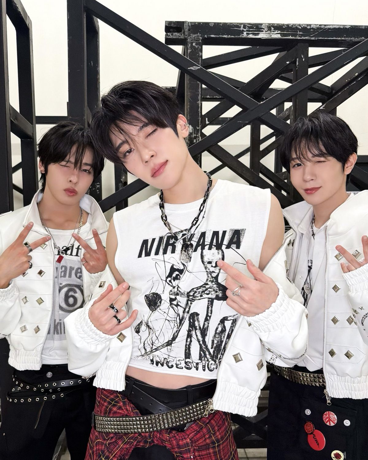 벨트와 새깅으로 하의에 포인트를 준 엔시티 위시 시온과 리쿠 / 이미지 출처: 인스타그램.