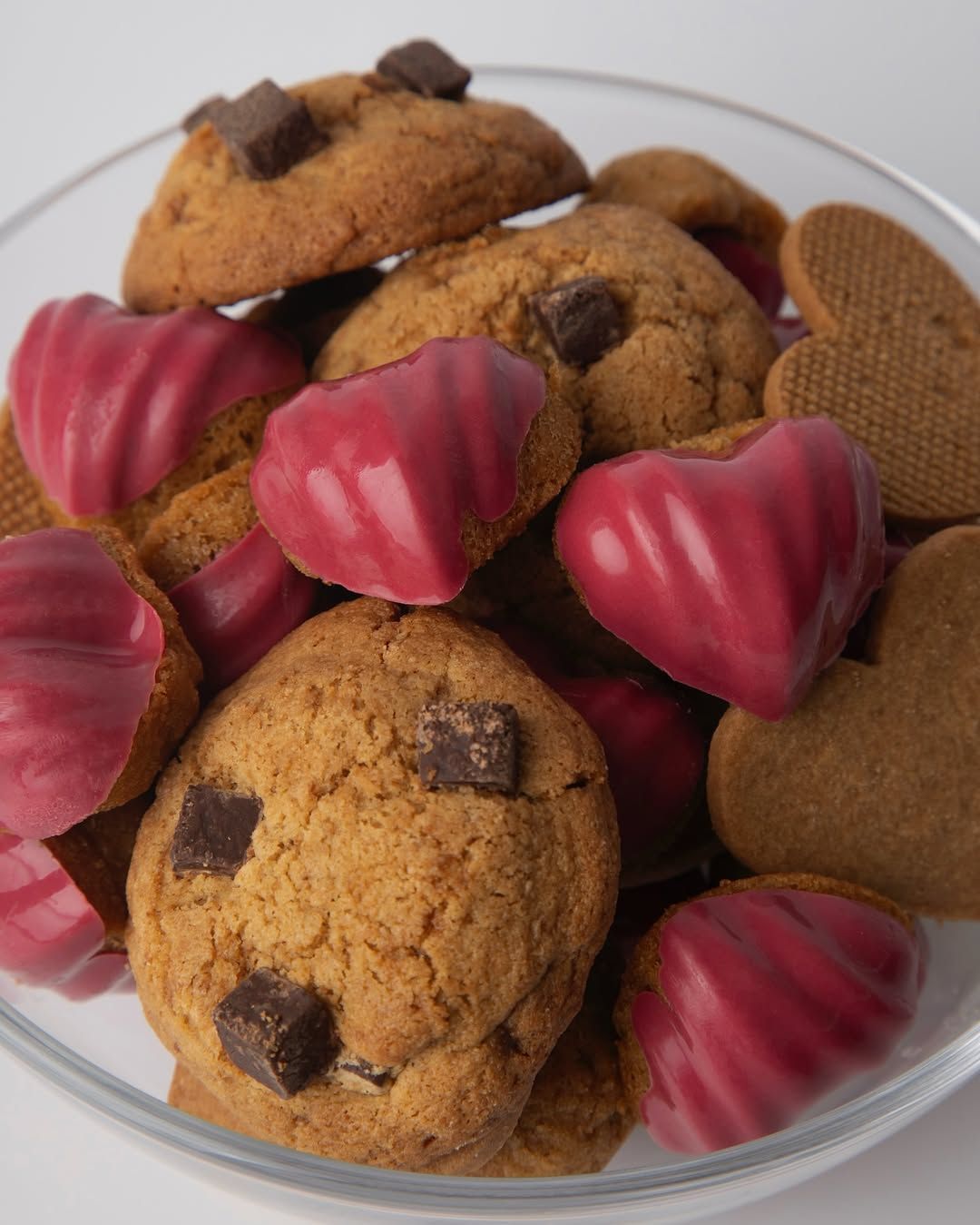 과자와 케이크를 선보이는 마포구 연남동 뉴아시스 / 이미지 출처: @newasisseoul