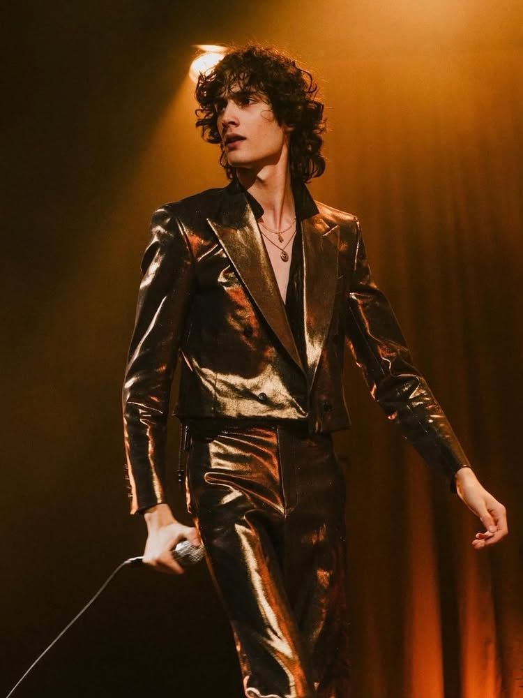 무대 의상으로 갭 스튜디오 의상을 착용한 솜버와 갭 스튜디오 캠페인 이미지. / 이미지 출처: GAP / 인스타그램: @gap