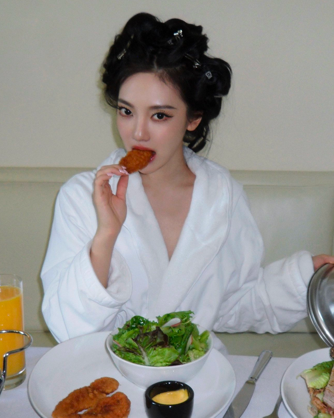 멧 갈라 참선 전, 머리를 셋팅한 채로 식사하는 비하인드 사진을 업로드한 닝닝 / 이미지 출처: 닝닝 인스타그램 @imnotningning