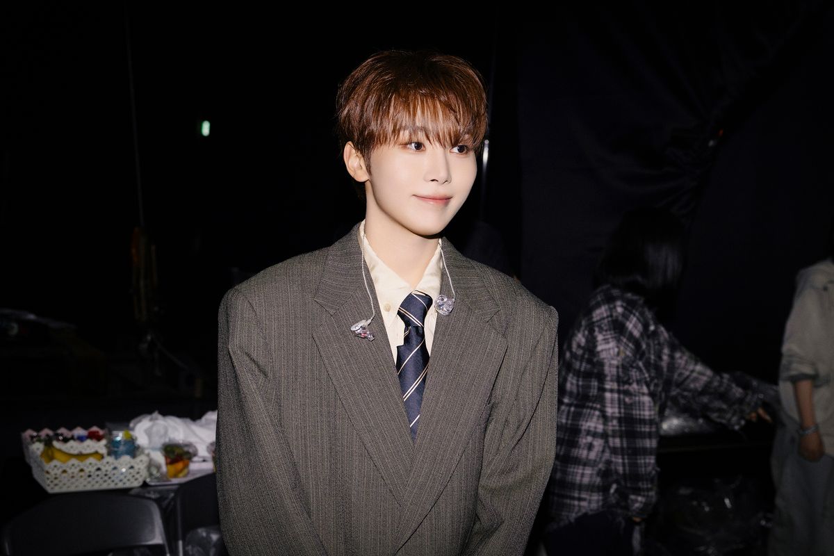 백스테이지에서의 두 사람 