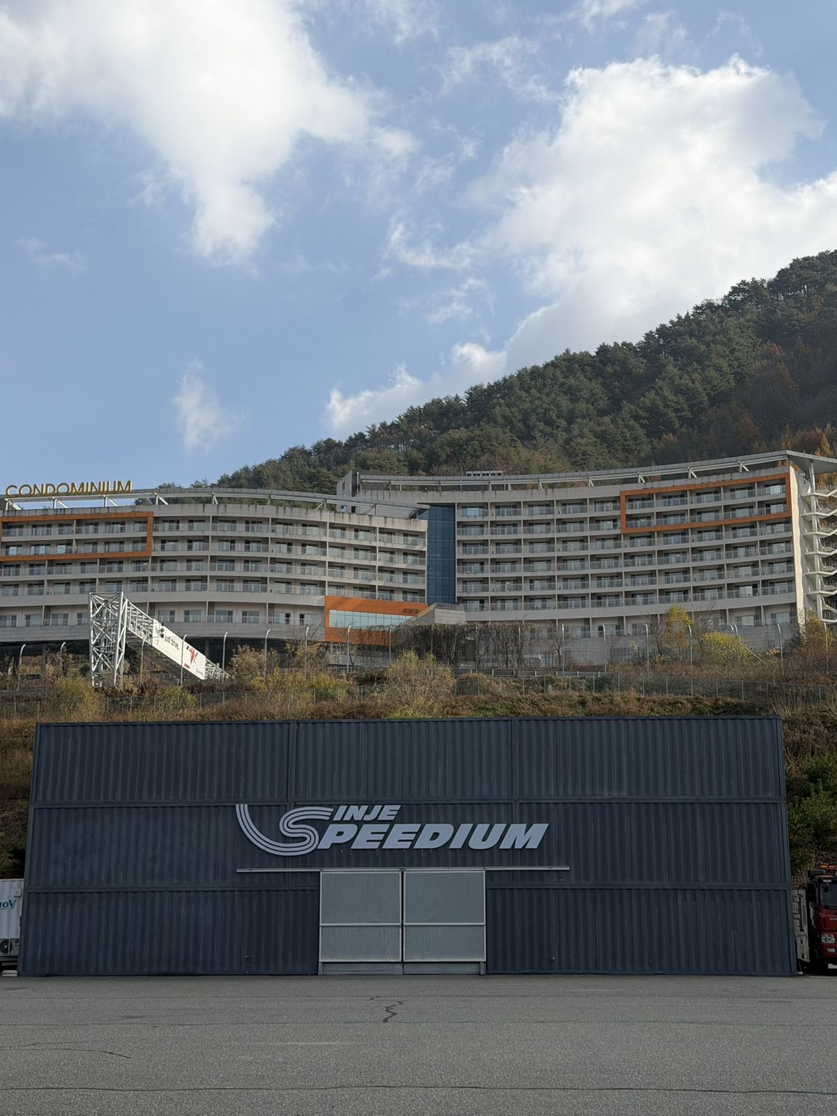 인제 스피디움 호텔 전경과 서킷 풍경 / 이미지 출처 : 필자 촬영