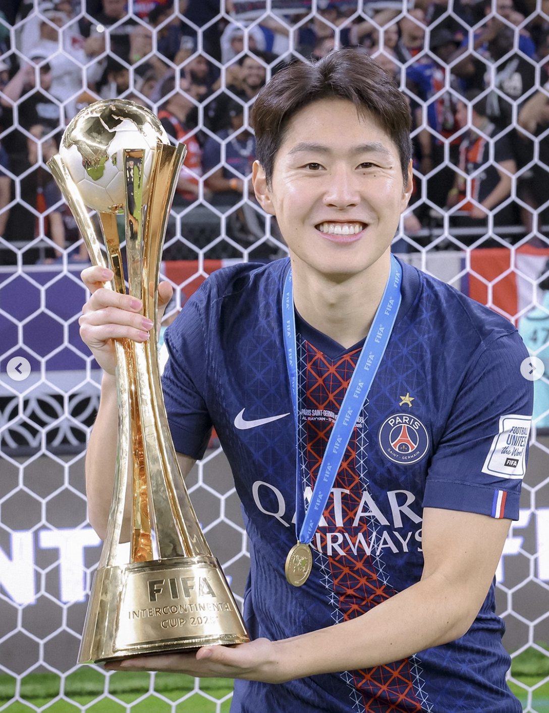 이강인 트로피 들고 있는 모습 / 이미지 출처: @psg 인스타그램