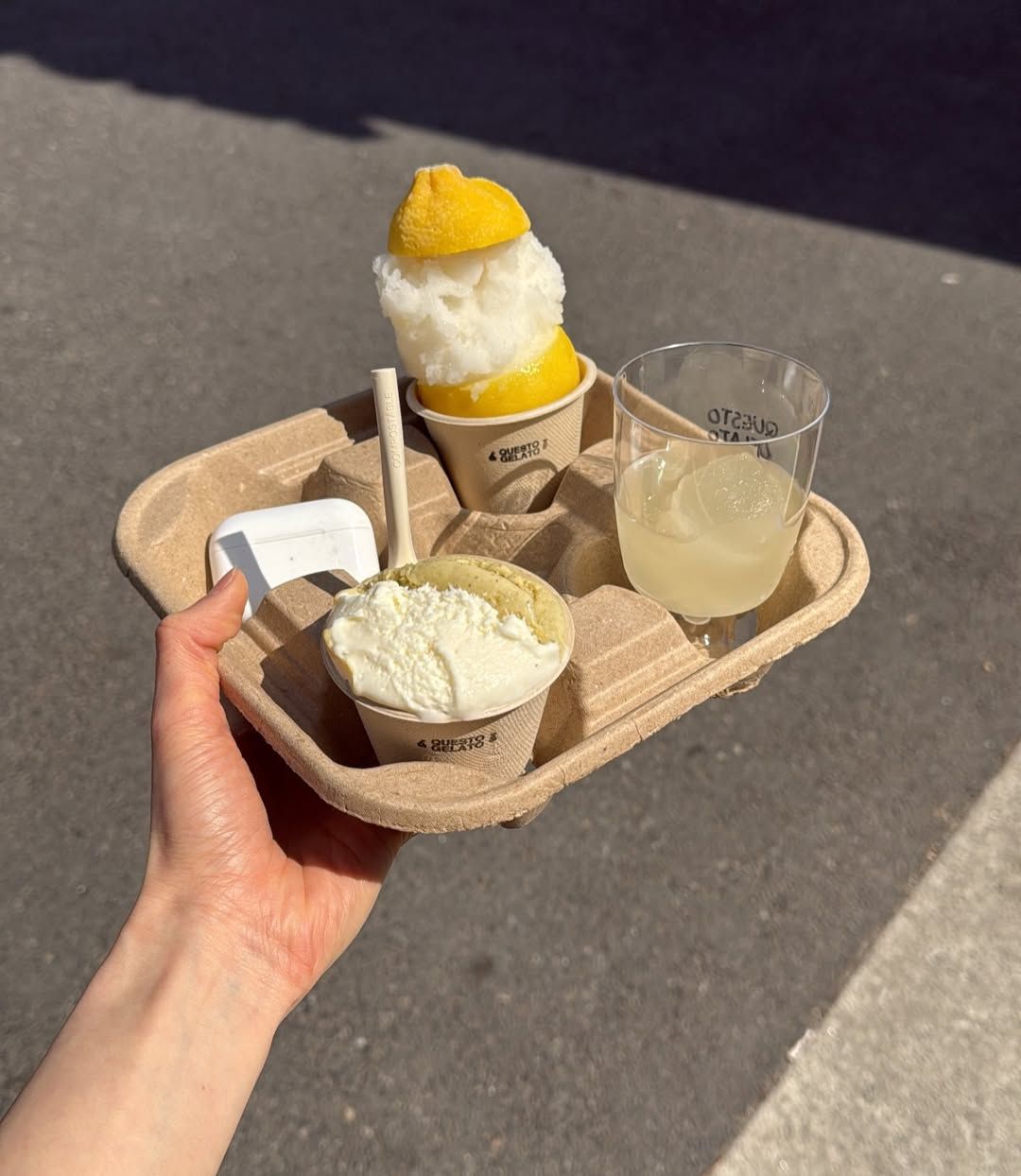 맛과 비주얼을 모두 잡은 ‘쇼비뇽블랑 레몬 소르베 in 레몬컵’과 ‘칠링 와인’이면 이번 여름 더위는 문제 없다. / 출처: 퀘스토 젤라또 인스타그램