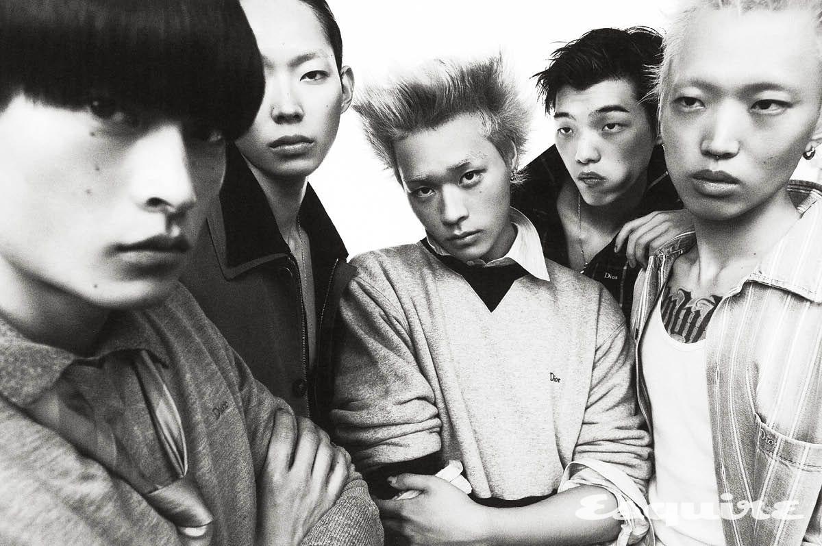 (히비키) 엠브로이더리 캐시미어 맨 브이넥 톱, 캐시미어 니트 칼라 맨 카디건, 스트라이프 맨 타이. (민기) 코튼 실크 개버딘 맨 재킷, 레이어드한 코튼 캔버스 집업 맨 재킷, 쿠튀르 참 래빗 맨 네크리스. (태오) 코튼 크루넥 맨 스웨트셔츠, 스트라이프 리넨 캔버스 맨 셔츠. (수용) 코튼 챔버레이 체크 맨 오버셔츠, 릴리 모티브 맨 참&네크리스. (현성) 스트라이프 코튼 트윌 맨 오버셔츠 모두 디올. 슬리브리스 톱 에디터 소장품.