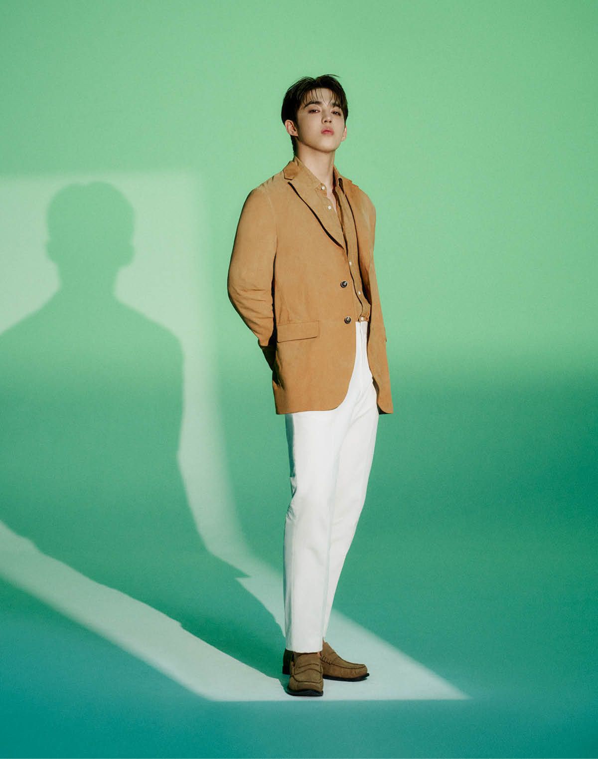 캐멀 컬러 스웨이드 재킷 270만원, 리넨 셔츠 48만5000원, 오가닉 코튼 팬츠 54만5000원, 브라운 스웨이드 페니 로퍼 41만원 모두 보스.