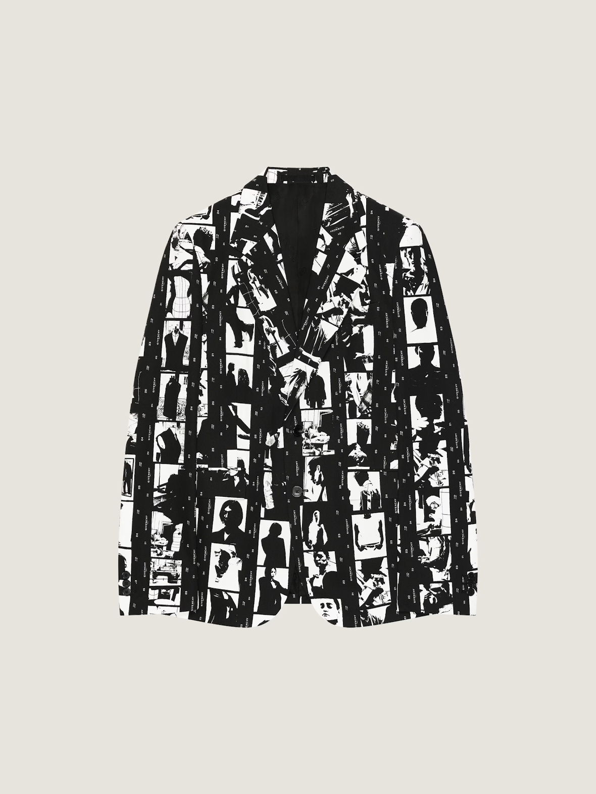 필름 인화지나 현상된 필름 롤을 길게 늘어뜨린 형태의 '필름 스트립' 그래픽이 눈에 띈다. / 출처: 제이모델