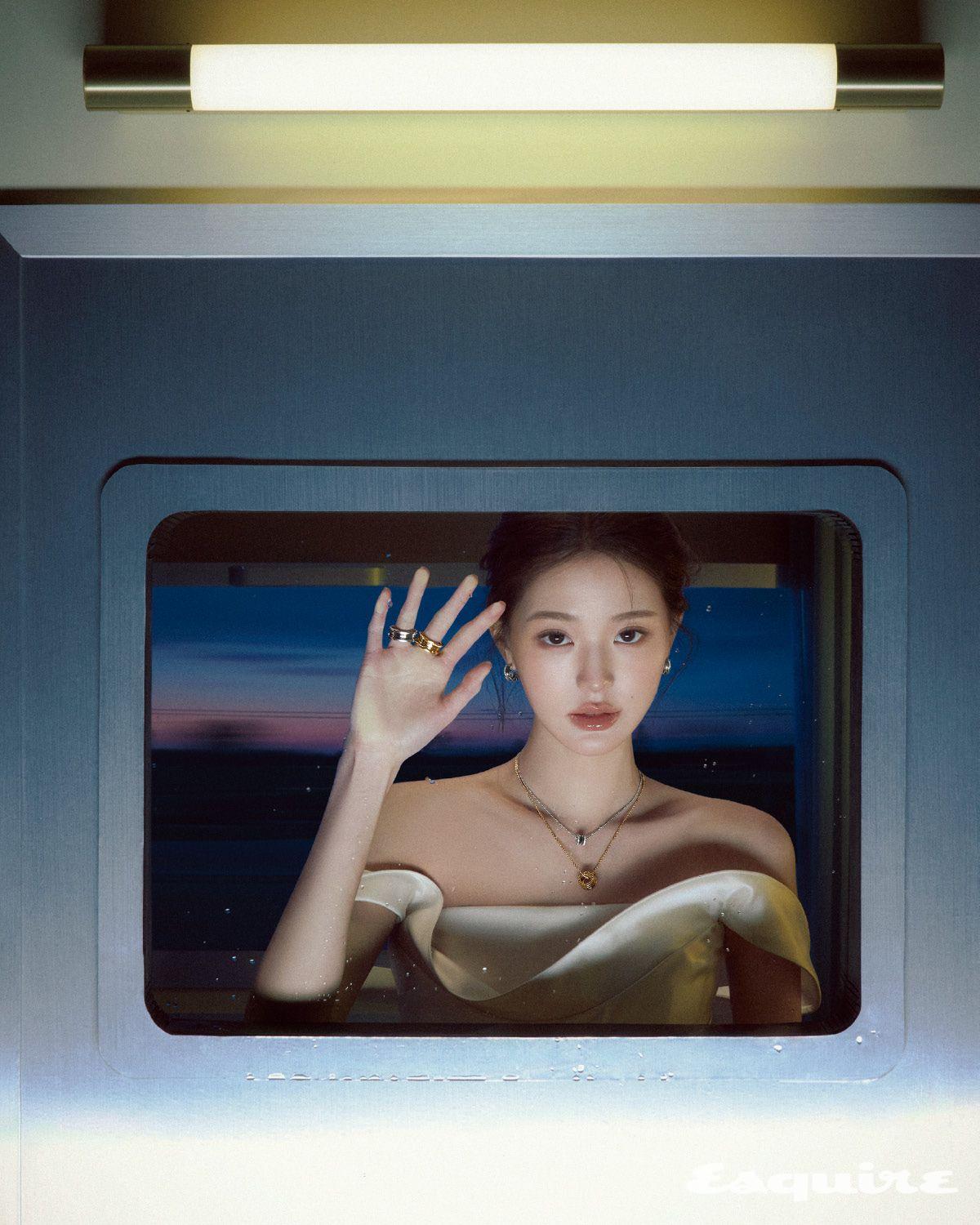 오른손 중지에 착용한 다이아몬드 데미 파베 세팅의 옐로 골드 비제로원 3밴드 링, 약지에 착용한 화이트 골드 비제로원 3밴드 링, 다이아몬드를 파베 세팅한 화이트 골드 비제로원 후프 이어링, 다이아몬드를 파베 세팅한 화이트 골드 비제로원 네크리스, 옐로 골드 스몰 라운드 펜던트 비제로원 네크리스 모두 불가리. 구조적인 화이트 뷔스티에 라베이 빅토리아 by 메종 레브.