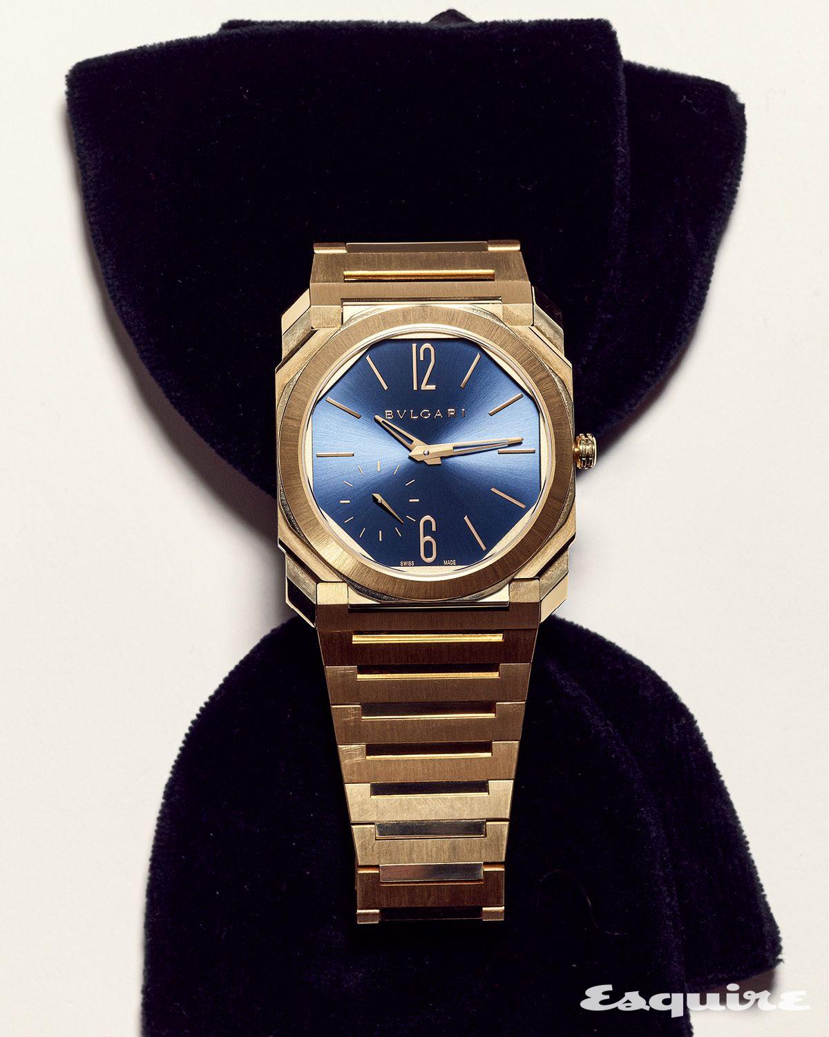 40mm 팔각형 옐로 골드 케이스와 선레이 마감 처리한 블루 래커 다이얼의 대비가 매력적인 옥토 피니씨모 워치 6900만원 불가리.