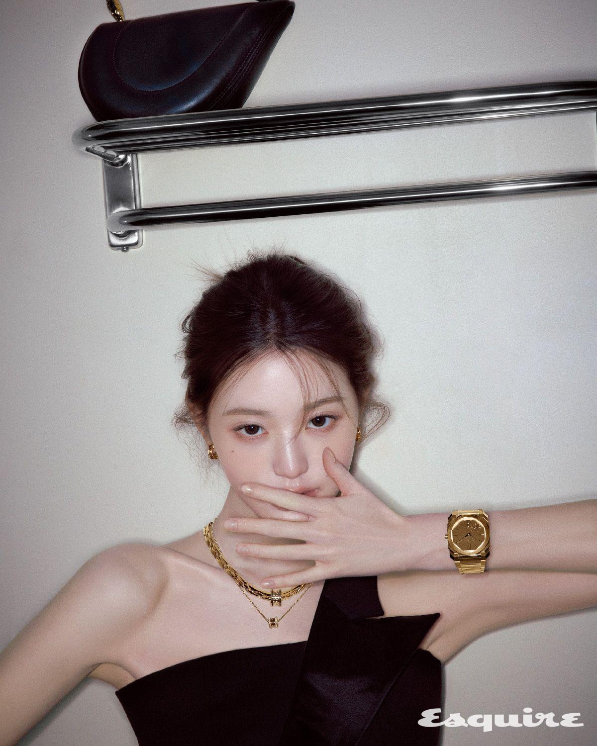 다이아몬드를 파베 세팅한 옐로 골드 비제로원 락 이어링, 블랙 세라믹을 세팅한 스터드 펜던트 옐로 골드 비제로원 락 체인 네크리스, 다이아몬드를 파베 세팅한 옐로 골드 비제로원 네크리스, 37mm 옐로 골드 케이스와 블레이슬릿의 옥토 피니씨모 오토매틱 워치, 세르펜티 큐오레 1968 톱 핸들 백 모두 불가리. 턱시도 디테일의 블랙 미니드레스 르쥬.