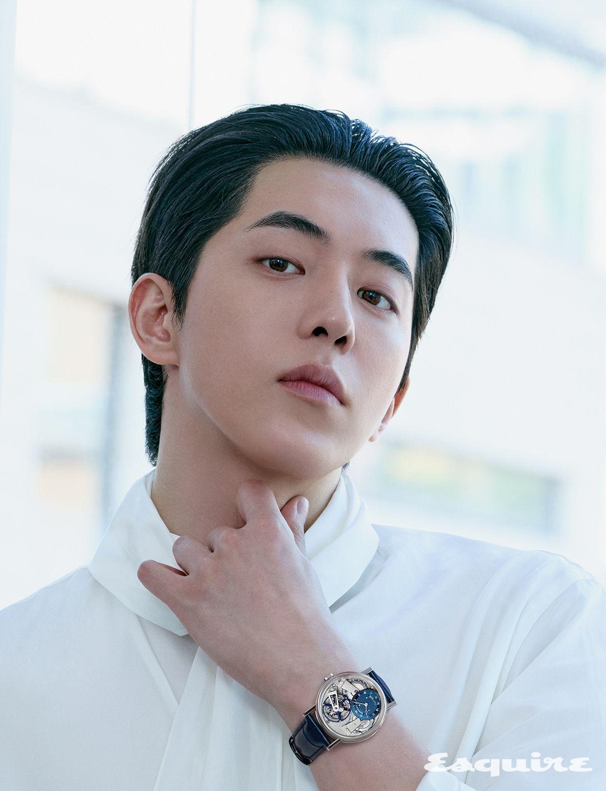 플래티넘 케이스 안으로 퓨제 체인 투르비용을 장착해 와인딩 수준에 관계없이 일정한 토크를 보장한다. 트래디션 퓨제 투르비용 7047 브레게.