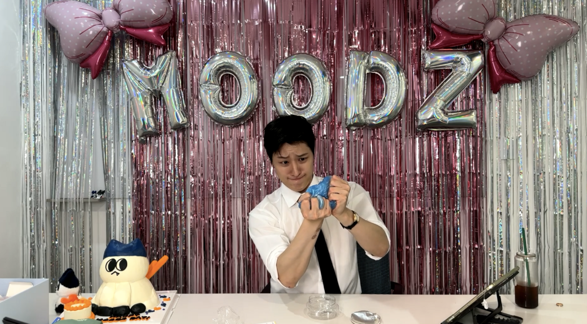 왁뿌볼을 만지는 우즈 / 이미지 출처: 우즈 베리즈