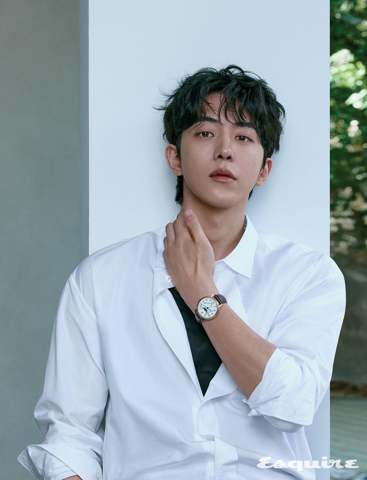 39mm 18K 로즈 골드 케이스와 그랑 푀 에나멜 다이얼이 어우러진 모델. 12시 방향에 문페이즈, 3시 방향에 파워리저브 인디케이터가 자리한다. 클래식 문페이즈 7787 브레게.