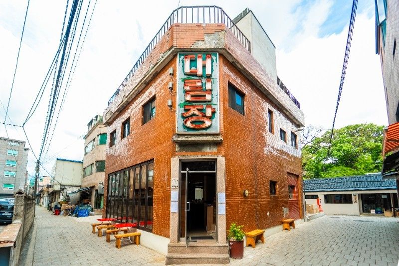 1972년 지어진 여관 ‘대림장’의 간판을 고스란히 살렸다. / 출처: 방울과꼬막 서순라길 네이버지도 업체등록